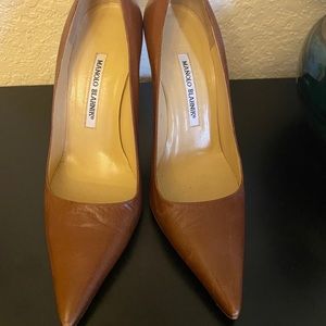 Manolo Blahnik tan leather pumps